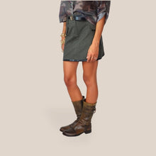 Carica l'immagine nel visualizzatore di Gallery, Haveone mini gonna militare profili ecopelle con cintura 100% cotone Art GVS-R032
