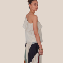 Carica l'immagine nel visualizzatore di Gallery, Dixie blusa monospalla burro con balze 70% viscosa 30% seta Art C207A021A
