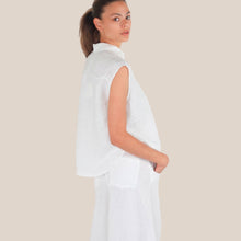 Carica l'immagine nel visualizzatore di Gallery, Tensione in camicia over smanicata con taschino fondo sfrangiato 100% lino Art S26CF61 ( pantalone Art S26PE64 )
