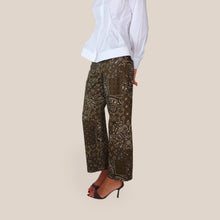Carica l'immagine nel visualizzatore di Gallery, Tensione in pantalone stampa bandana 97% cotone Art W26P379
