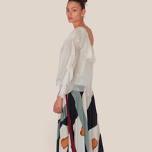 Carica l'immagine nel visualizzatore di Gallery, Dixie blusa monospalla burro con balze 70% viscosa 30% seta Art C207A021A
