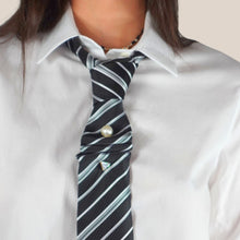 Carica l'immagine nel visualizzatore di Gallery, Vicolo camicia over con cravatta e spilla perla strass 100% cotone Art RAC0043
