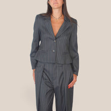 Carica l'immagine nel visualizzatore di Gallery, Tensione in blazer gessato Art W26J255 ( pantalone Art W26P333 )
