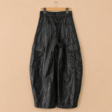 Carica l'immagine nel visualizzatore di Gallery, Tensione in Pantalone tasconato eco-pelle Art GH656
