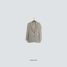Carica l'immagine nel visualizzatore di Gallery, Tensione in blazer sfiancato con spilla 33% viscosa Art 26B1132
