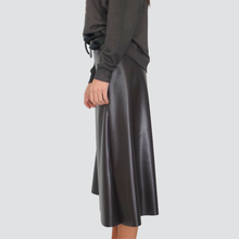 Carica l&#39;immagine nel visualizzatore di Gallery, Haveone gonna longuette eco-pelle con doppia cintura Art GMA-P110
