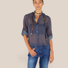Carica l'immagine nel visualizzatore di Gallery, Haveone camicia over rigata blu bordeaux con collana 85% lyocell Art CVS-R098
