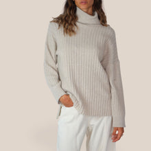 Carica l'immagine nel visualizzatore di Gallery, Maryley maglia over collo alto spacchetti laterali 40% lana 30% viscosa 5% cashmere Art 26IB810
