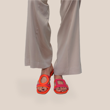 Carica l'immagine nel visualizzatore di Gallery, Divine Follie ciabatta arancio fucsia Art E095
