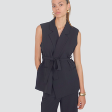 Carica l&#39;immagine nel visualizzatore di Gallery, Vicolo blazer smanicato con cintura materiale fluido spacchi laterali Art TD2174
