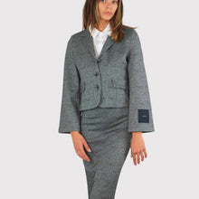 Carica l'immagine nel visualizzatore di Gallery, Tensione in blazer manica trapezio con logo Art 27B6861 ( gonna Art 27G6865 pantalone Art 26P6862 )
