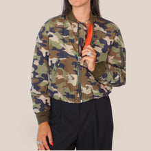 Carica l'immagine nel visualizzatore di Gallery, Tensione in bomber camouflage Art W26JU459
