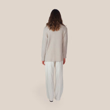 Carica l'immagine nel visualizzatore di Gallery, Maryley maglia over collo alto spacchetti laterali 40% lana 30% viscosa 5% cashmere Art 26IB810
