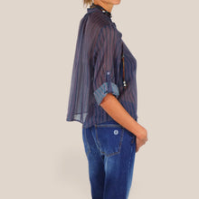Carica l'immagine nel visualizzatore di Gallery, Haveone camicia over rigata blu bordeaux con collana 85% lyocell Art CVS-R098
