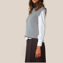 Carica l'immagine nel visualizzatore di Gallery, Maryley gilet collo alto 40% viscosa 30% lana Art 26IB845
