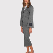 Carica l'immagine nel visualizzatore di Gallery, Tensione in blazer manica trapezio con logo Art 27B6861 ( gonna Art 27G6865 pantalone Art 26P6862 )
