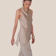 Carica l'immagine nel visualizzatore di Gallery, Maryley maglia smanicata fondo asimmetrica 63% lyocell 35% viscosa Art 26EB730 ( pantalone 26EB507 )
