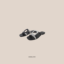 Carica l'immagine nel visualizzatore di Gallery, Divine Follie ciabatta nero e bianco Art E095
