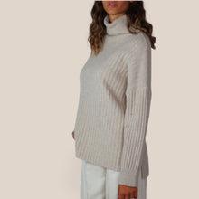 Carica l'immagine nel visualizzatore di Gallery, Maryley maglia over collo alto spacchetti laterali 40% lana 30% viscosa 5% cashmere Art 26IB810
