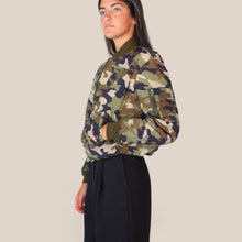 Carica l'immagine nel visualizzatore di Gallery, Tensione in bomber camouflage Art W26JU459
