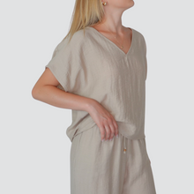 Carica l&#39;immagine nel visualizzatore di Gallery, Tensione in blusa over scollo V 67% viscosa 11% lino Art 25C7935
