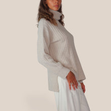 Carica l'immagine nel visualizzatore di Gallery, Maryley maglia over collo alto spacchetti laterali 40% lana 30% viscosa 5% cashmere Art 26IB810
