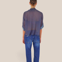 Carica l'immagine nel visualizzatore di Gallery, Haveone camicia over rigata blu bordeaux con collana 85% lyocell Art CVS-R098
