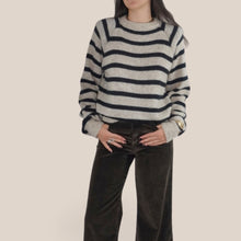 Carica l'immagine nel visualizzatore di Gallery, Philia Loft maglia over rigata con spallini 40% lana mohair Art R03Y0243
