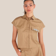 Carica l'immagine nel visualizzatore di Gallery, Tensione in camicia over tela leggera con taschino e applicazione strass 100% cotone Art 26C5101 ( pantalone Art 26P4835 )
