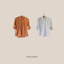 Carica l'immagine nel visualizzatore di Gallery, Tensione in camicia over con applicazione strass Art 26C5501

