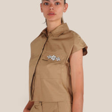 Carica l'immagine nel visualizzatore di Gallery, Tensione in camicia over tela leggera con taschino e applicazione strass 100% cotone Art 26C5101 ( pantalone Art 26P4835 )
