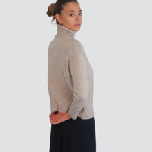 Carica l&#39;immagine nel visualizzatore di Gallery, Tensione in maglia collo alto 100% lana Art WL938

