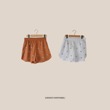Carica l'immagine nel visualizzatore di Gallery, Tensione in shorts elastico vita con applicazione strass Art 26s5502

