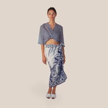 Carica l'immagine nel visualizzatore di Gallery, Tensione in gonna lunga foulard stampa blu 100% viscosa Art PE260492
