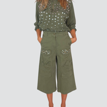 Carica l&#39;immagine nel visualizzatore di Gallery, Tensione in bermuda cargo verde militare con borchie strass 97% cotone Art CB184
