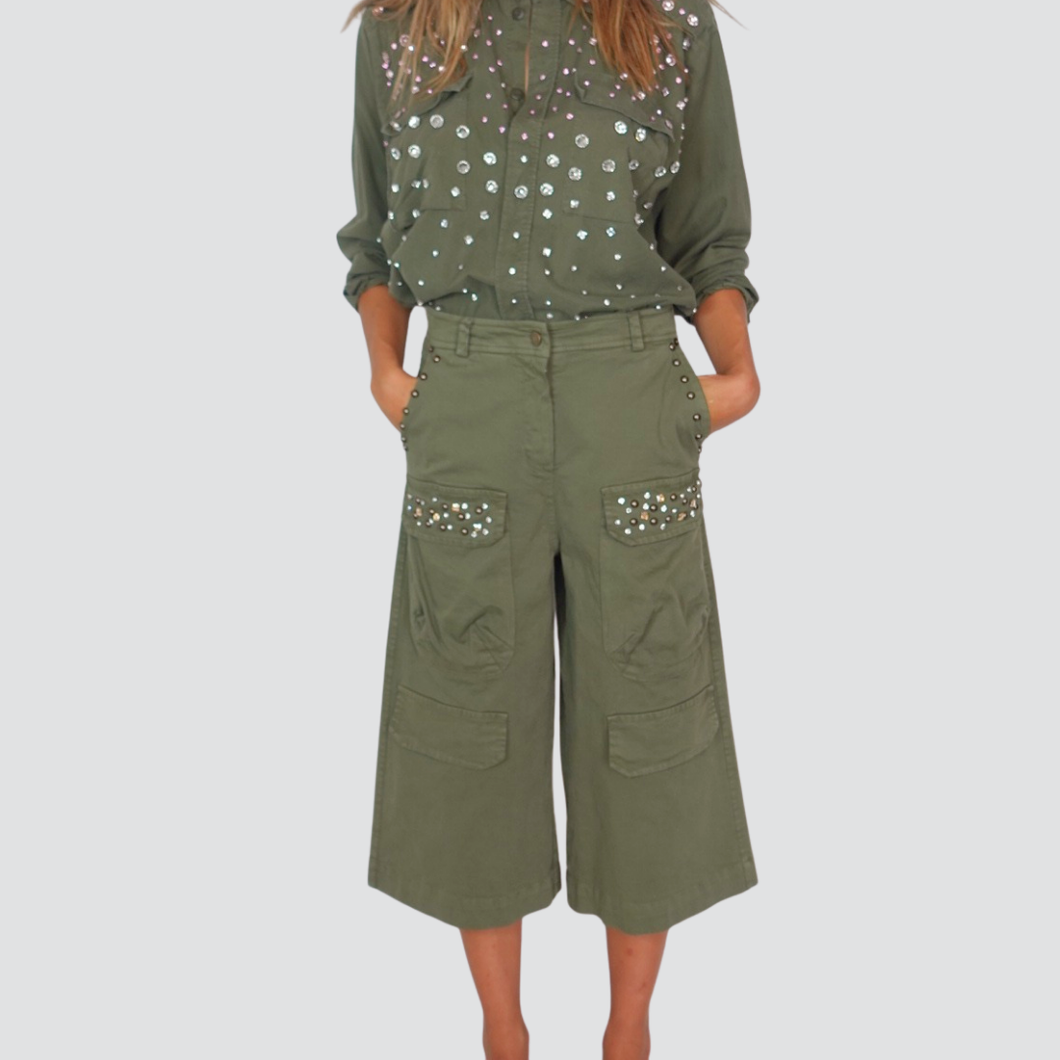 Tensione in bermuda cargo verde militare con borchie strass 97% cotone Art CB184