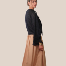 Carica l'immagine nel visualizzatore di Gallery, Haveone camicia over con gala e ricamo 85% lyocell 15% cotone Art CMA-Q227
