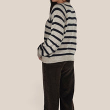 Carica l'immagine nel visualizzatore di Gallery, Philia Loft maglia over rigata con spallini 40% lana mohair Art R03Y0243
