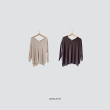 Carica l&#39;immagine nel visualizzatore di Gallery, Tensione in maglia over doppio scollo V spacchetti laterali 50% viscosa Art IRC195
