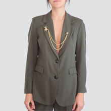 Carica l&#39;immagine nel visualizzatore di Gallery, Tensione in blazer sfiancato con spilla 33% viscosa Art 26B1132
