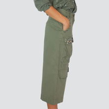 Carica l&#39;immagine nel visualizzatore di Gallery, Tensione in bermuda cargo verde militare con borchie strass 97% cotone Art CB184
