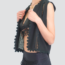 Carica l&#39;immagine nel visualizzatore di Gallery, Tensione in gilet inserti macramè 88% viscosa 12% lino Art 37041
