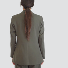 Carica l&#39;immagine nel visualizzatore di Gallery, Tensione in blazer sfiancato con spilla 33% viscosa Art 26B1132
