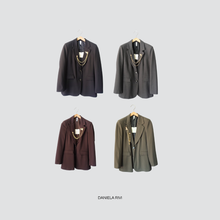 Carica l&#39;immagine nel visualizzatore di Gallery, Tensione in blazer sfiancato con spilla 33% viscosa Art 26B1132
