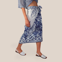 Carica l'immagine nel visualizzatore di Gallery, Tensione in gonna lunga foulard stampa blu 100% viscosa Art PE260492
