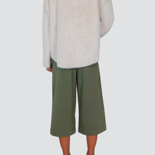Carica l&#39;immagine nel visualizzatore di Gallery, Tensione in bermuda cargo verde militare con borchie strass 97% cotone Art CB184
