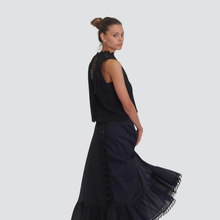 Carica l&#39;immagine nel visualizzatore di Gallery, Tensione in gilet inserti macramè 88% viscosa 12% lino Art 37041
