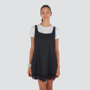 Tensione in abito gessato fondo pizzo con t-shirt Art W25X613