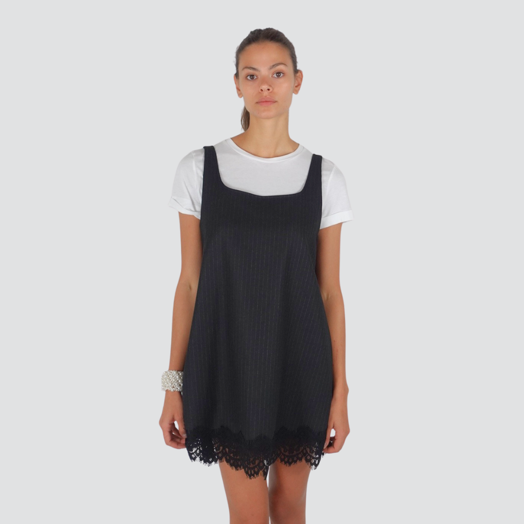 Tensione in abito gessato fondo pizzo con t-shirt Art W25X613