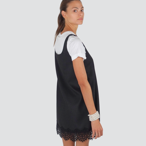 Tensione in abito gessato fondo pizzo con t-shirt Art W25X613